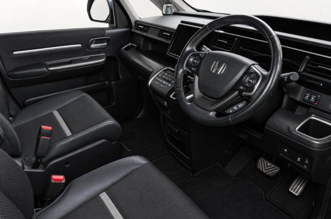 Honda Stepwgn V Рестайлинг с пробегом 2018 года, цена 2 349 000 рублей, 1290000 км, минивэн, Автокод Объявления