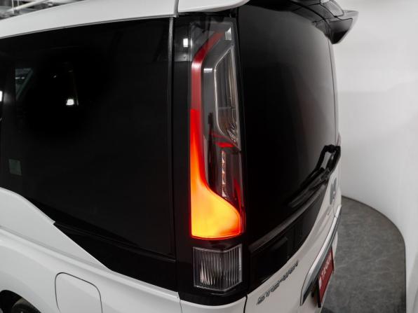 Honda Stepwgn V с пробегом 2015 года, цена 1 750 500 рублей, 92666 км, минивэн, Автокод Объявления