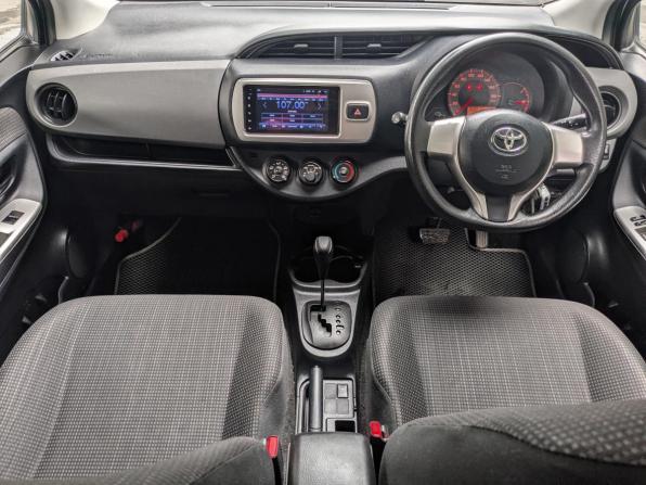 Toyota Vitz III (XP130) Рестайлинг с пробегом 2014 года, цена 859 900 рублей, 149000 км, хэтчбек, Автокод Объявления