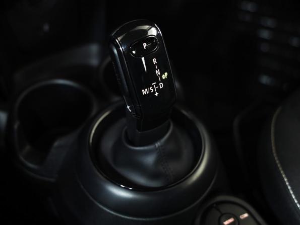 Mini Hatch III (F55/F56) Рестайлинг с пробегом 2018 года, цена 2 129 000 рублей, 60000 км, хэтчбек, Автокод Объявления