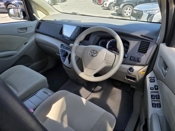 Toyota ISis I Рестайлинг с пробегом 2013 года, цена 1 260 000 рублей, 72374 км, компактвэн, Автокод Объявления