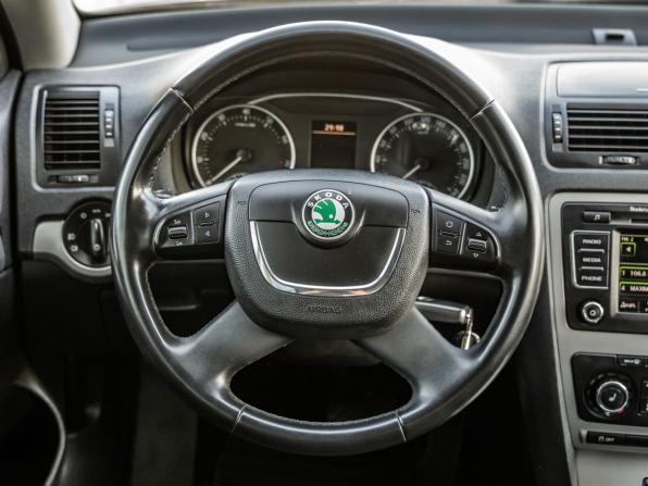 Skoda Octavia II (A5) Рестайлинг с пробегом 2013 года, цена 998 000 рублей, 214182 км, лифтбек, Автокод Объявления