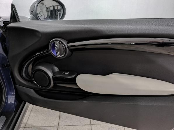 Mini Hatch III (F55/F56) Рестайлинг с пробегом 2018 года, цена 1 695 000 рублей, 100450 км, хэтчбек, Автокод Объявления