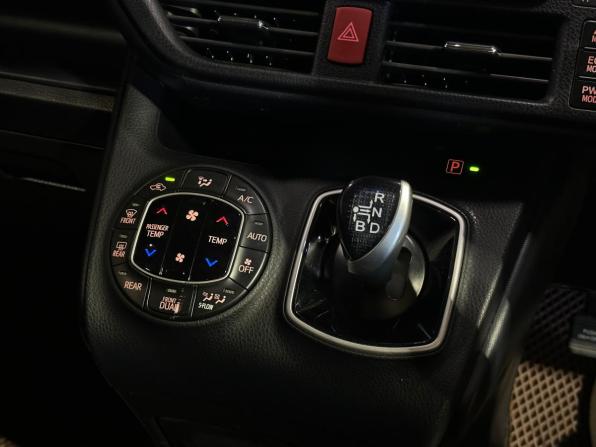 Toyota Noah III (R80) с пробегом 2014 года, цена 1 690 000 рублей, 152047 км, минивэн, Автокод Объявления