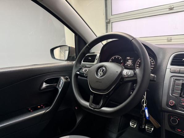 Volkswagen Polo V Рестайлинг с пробегом 2016 года, цена 950 000 рублей, 225000 км, седан, Автокод Объявления