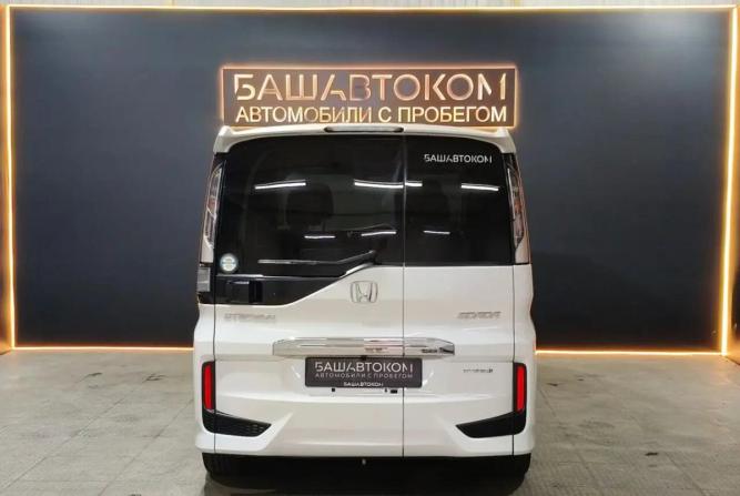 Honda Stepwgn V Рестайлинг с пробегом 2018 года, цена 2 425 000 рублей, 101894 км, минивэн, Автокод Объявления