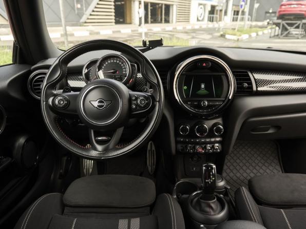 Mini Hatch III (F55/F56) Рестайлинг с пробегом 2020 года, цена 2 978 000 рублей, 84000 км, хэтчбек, Автокод Объявления