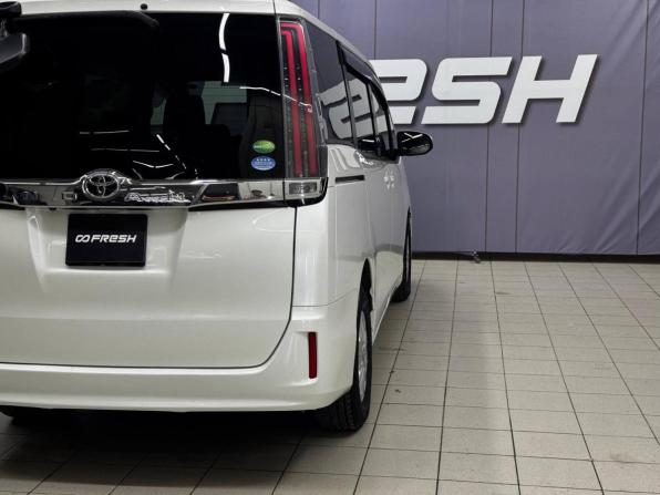 Toyota Noah III (R80) Рестайлинг с пробегом 2017 года, цена 1 949 000 рублей, 162000 км, минивэн, Автокод Объявления