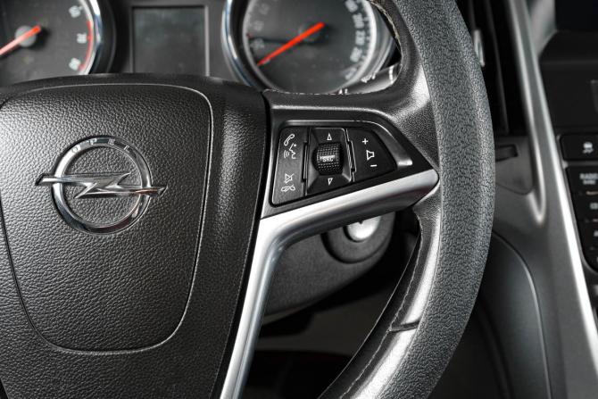 Opel Astra J Рестайлинг с пробегом 2012 года, цена 889 000 рублей, 259000 км, седан, Автокод Объявления