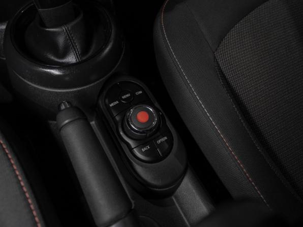 Mini Hatch III (F55/F56) Рестайлинг с пробегом 2018 года, цена 1 845 000 рублей, 92652 км, хэтчбек, Автокод Объявления
