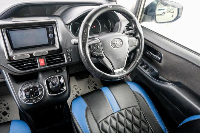 Toyota Voxy III (R80) с пробегом 2015 года, цена 1 649 000 рублей, 244000 км, минивэн, Автокод Объявления
