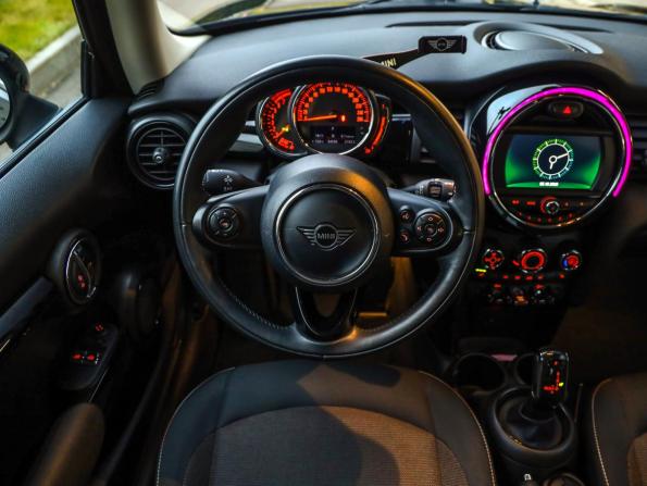 Mini Hatch III (F55/F56) Рестайлинг с пробегом 2019 года, цена 2 263 777 рублей, 34535 км, хэтчбек, Автокод Объявления