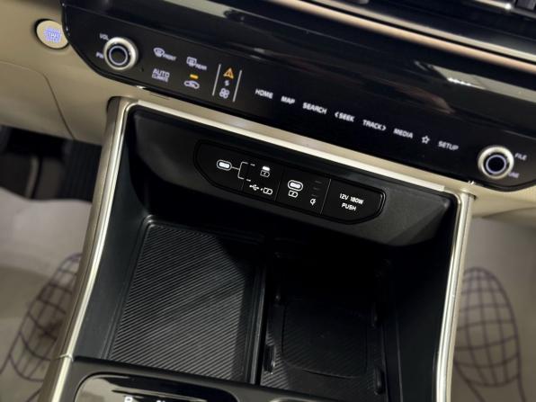 Kia Carnival IV Рестайлинг с пробегом 2024 года, цена 7 300 000 рублей, 31055 км, минивэн, Автокод Объявления