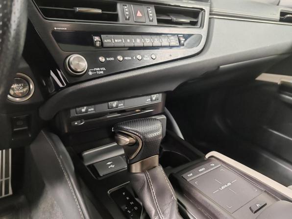 Lexus ES VII Рестайлинг с пробегом 2021 года, цена 4 329 000 рублей, 70321 км, седан, Автокод Объявления