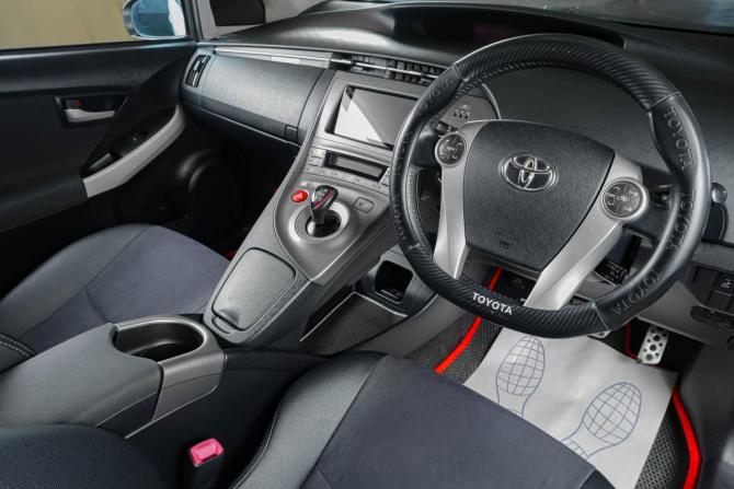 Toyota Prius III Рестайлинг (XW30) с пробегом 2013 года, цена 1 279 000 рублей, 300000 км, лифтбек, Автокод Объявления
