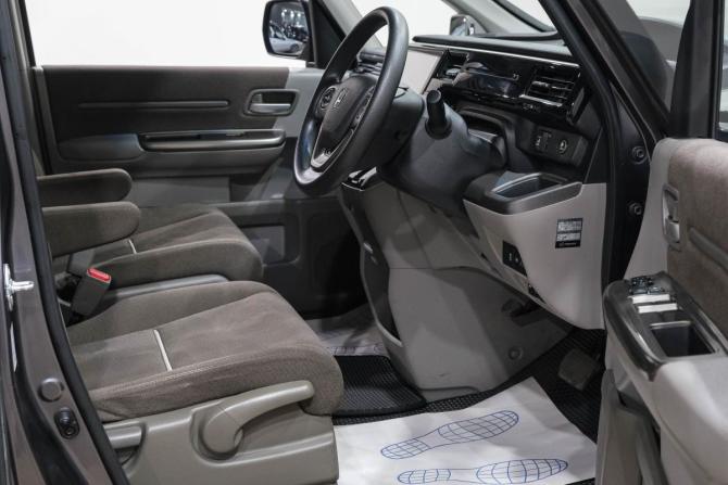 Honda Stepwgn V с пробегом 2017 года, цена 2 099 000 рублей, 110000 км, минивэн, Автокод Объявления