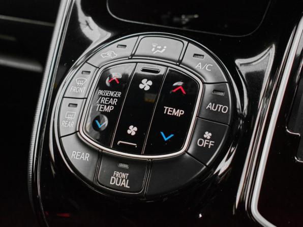 Toyota Noah III (R80) Рестайлинг с пробегом 2019 года, цена 2 469 000 рублей, 170597 км, минивэн, Автокод Объявления