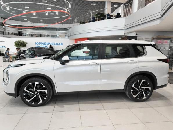 Mitsubishi Outlander IV с пробегом 2023 года, цена 4 150 000 рублей, 10 км, внедорожник, Автокод Объявления