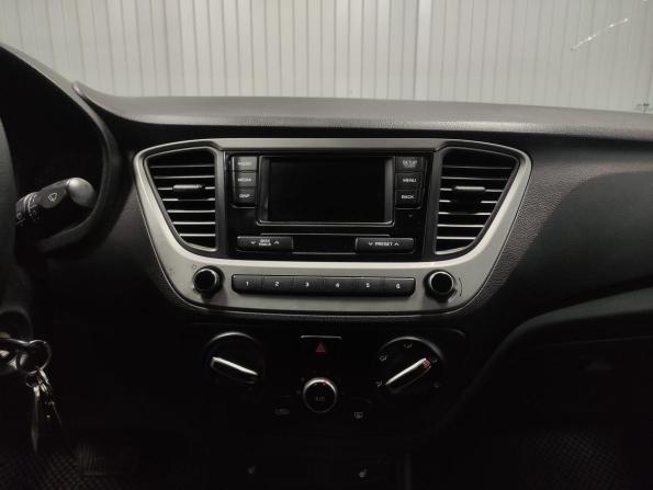 Hyundai Solaris II с пробегом 2017 года, цена 870 000 рублей, 192608 км, седан, Автокод Объявления