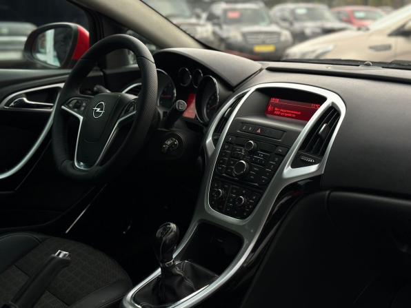 Opel Astra J Рестайлинг с пробегом 2013 года, цена 899 000 рублей, 94243 км, хэтчбек, Автокод Объявления