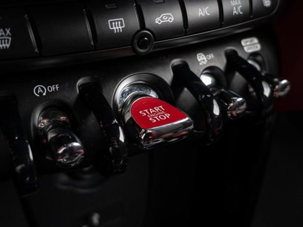 Mini Hatch III (F55/F56) Рестайлинг с пробегом 2019 года, цена 3 350 000 рублей, 50793 км, хэтчбек, Автокод Объявления