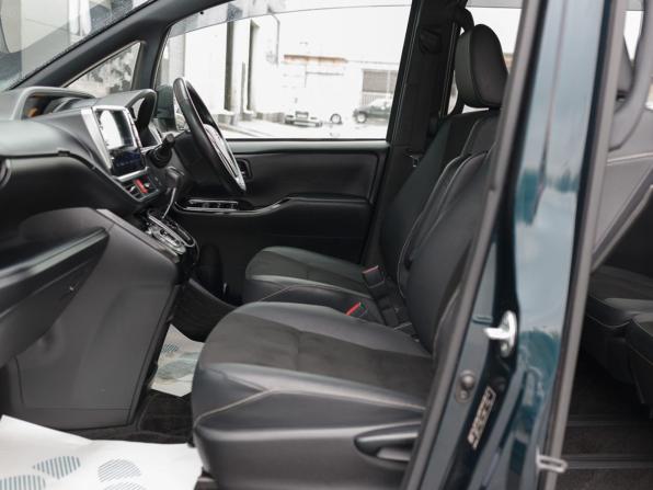 Toyota Noah III (R80) Рестайлинг с пробегом 2018 года, цена 2 300 000 рублей, 133048 км, минивэн, Автокод Объявления