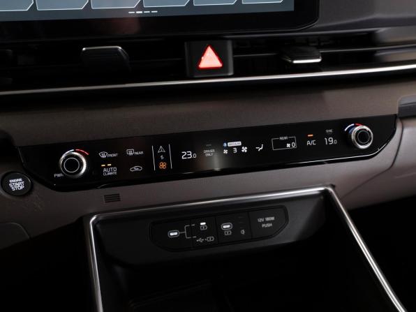 Kia Carnival IV Рестайлинг с пробегом 2024 года, цена 5 700 000 рублей, 23236 км, минивэн, Автокод Объявления