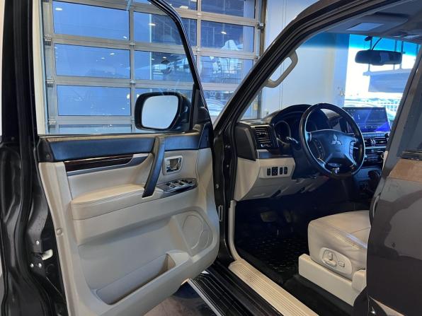 Mitsubishi Pajero IV Рестайлинг 2 с пробегом 2017 года, цена 3 170 000 рублей, 128789 км, внедорожник, Автокод Объявления