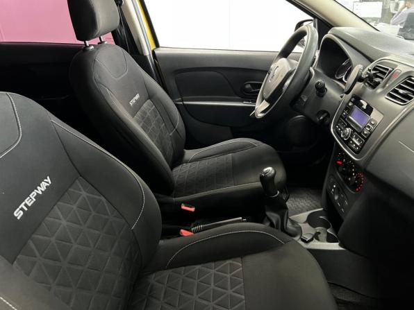 Renault Sandero II с пробегом 2017 года, цена 940 000 рублей, 65572 км, хэтчбек, Автокод Объявления