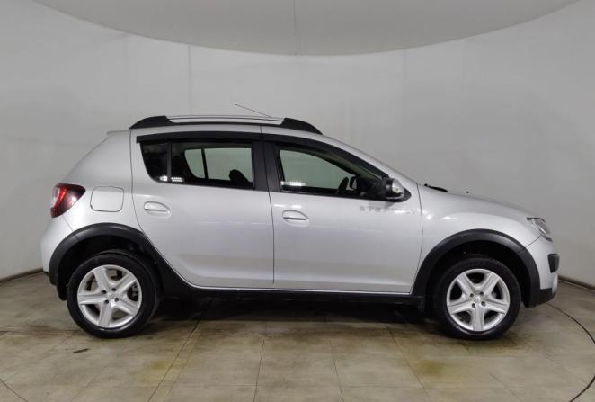Renault Sandero II с пробегом 2015 года, цена 880 000 рублей, 105443 км, хэтчбек, Автокод Объявления
