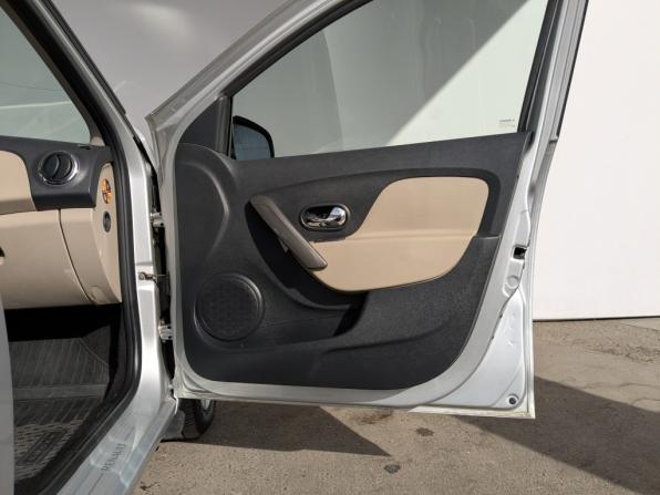 Renault Logan II с пробегом 2018 года, цена 899 000 рублей, 96981 км, седан, Автокод Объявления