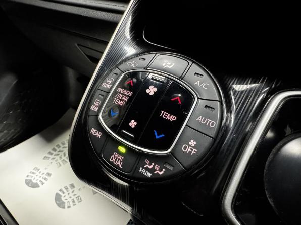 Toyota Esquire I с пробегом 2016 года, цена 1 750 000 рублей, 251872 км, минивэн, Автокод Объявления