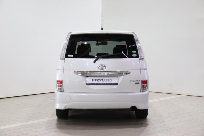Toyota ISis I Рестайлинг с пробегом 2013 года, цена 1 120 000 рублей, 161014 км, минивэн, Автокод Объявления
