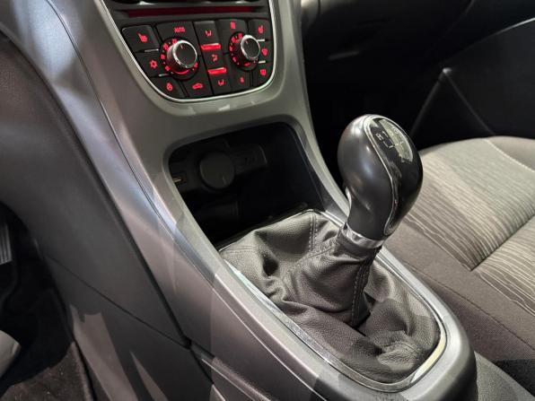 Opel Astra J Рестайлинг с пробегом 2015 года, цена 790 000 рублей, 156000 км, седан, Автокод Объявления