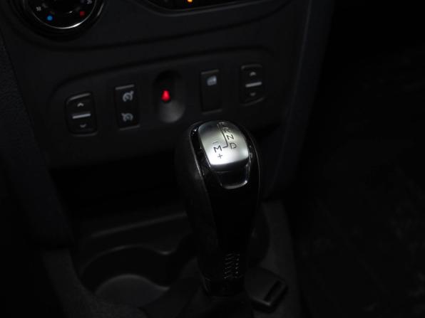 Renault Sandero II с пробегом 2015 года, цена 955 000 рублей, 140000 км, хэтчбек, Автокод Объявления