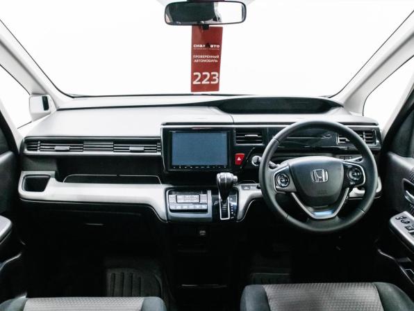 Honda Stepwgn V с пробегом 2015 года, цена 1 650 000 рублей, 176789 км, минивэн, Автокод Объявления