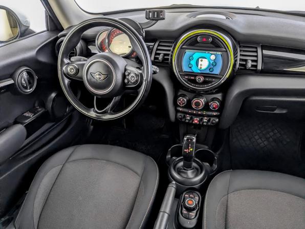 Mini Hatch III (F55/F56) Рестайлинг с пробегом 2018 года, цена 1 715 000 рублей, 81512 км, хэтчбек, Автокод Объявления