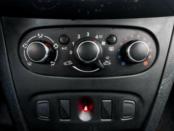 Renault Logan II Рестайлинг с пробегом 2019 года, цена 1 349 000 рублей, 53241 км, седан, Автокод Объявления