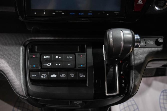 Honda Stepwgn V с пробегом 2015 года, цена 1 969 000 рублей, 131800 км, минивэн, Автокод Объявления