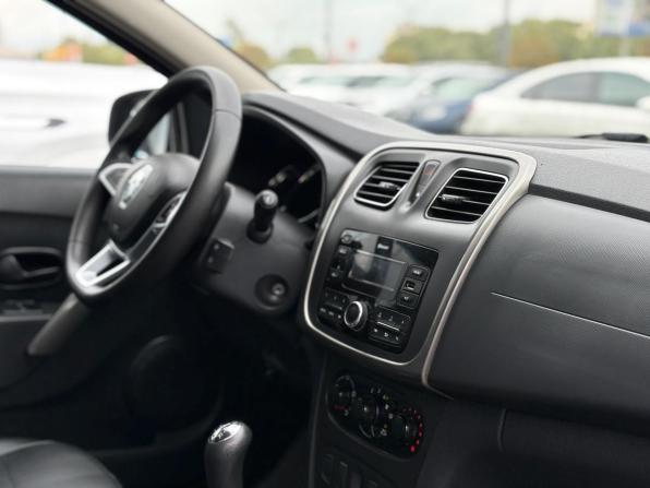 Renault Logan II Рестайлинг с пробегом 2019 года, цена 1 055 000 рублей, 106945 км, седан, Автокод Объявления