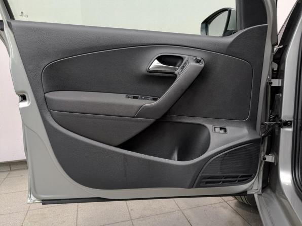 Volkswagen Polo V Рестайлинг с пробегом 2018 года, цена 1 310 000 рублей, 74114 км, седан, Автокод Объявления