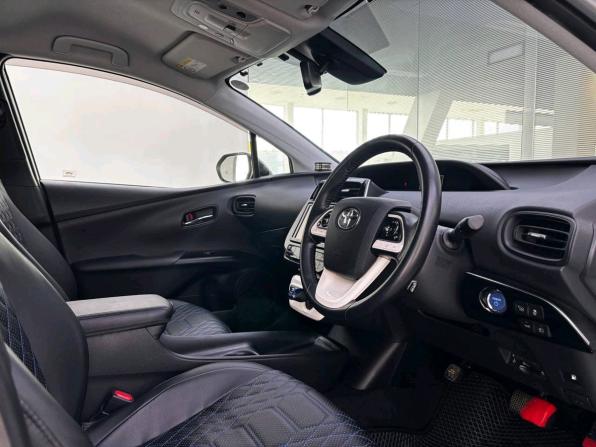 Toyota Prius IV (XW50) с пробегом 2017 года, цена 1 680 000 рублей, 152000 км, лифтбек, Автокод Объявления