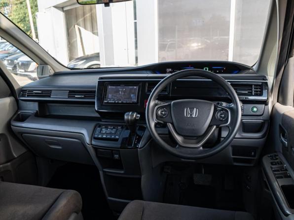 Honda Stepwgn V с пробегом 2015 года, цена 1 475 000 рублей, 275998 км, минивэн, Автокод Объявления