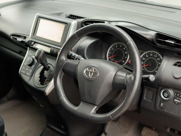 Toyota Wish II с пробегом 2011 года, цена 1 355 000 рублей, 237456 км, минивэн, Автокод Объявления