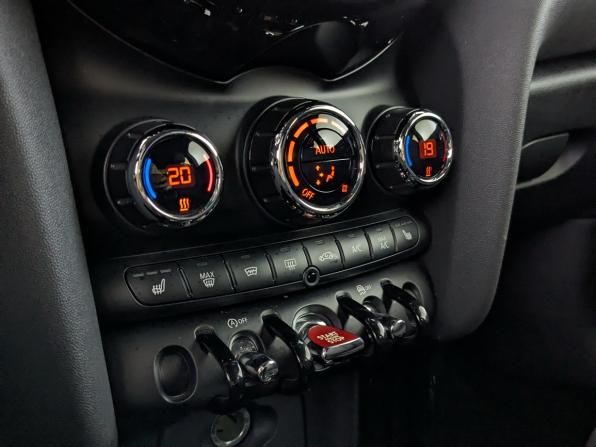 Mini Hatch III (F55/F56) Рестайлинг с пробегом 2020 года, цена 2 255 000 рублей, 73599 км, хэтчбек, Автокод Объявления