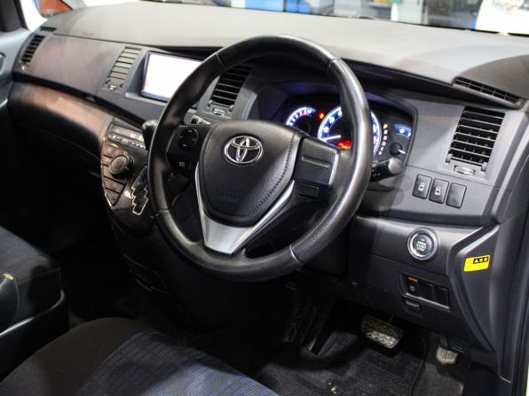 Toyota ISis I Рестайлинг с пробегом 2015 года, цена 1 669 000 рублей, 106336 км, компактвэн, Автокод Объявления
