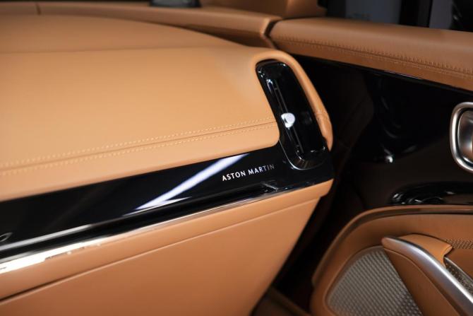 Новый Aston Martin DBX I 2025 года, цена 44 020 100 рублей, внедорожник, Автокод Объявления