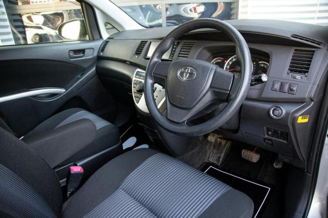 Toyota ISis I Рестайлинг с пробегом 2017 года, цена 1 428 000 рублей, 115000 км, компактвэн, Автокод Объявления