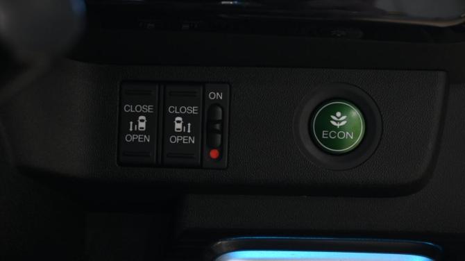 Honda Stepwgn V с пробегом 2016 года, цена 1 879 000 рублей, 132347 км, минивэн, Автокод Объявления