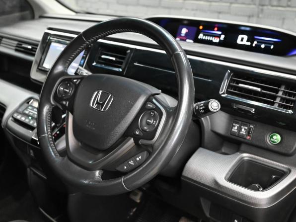 Honda Stepwgn V Рестайлинг с пробегом 2018 года, цена 2 150 000 рублей, 104900 км, минивэн, Автокод Объявления